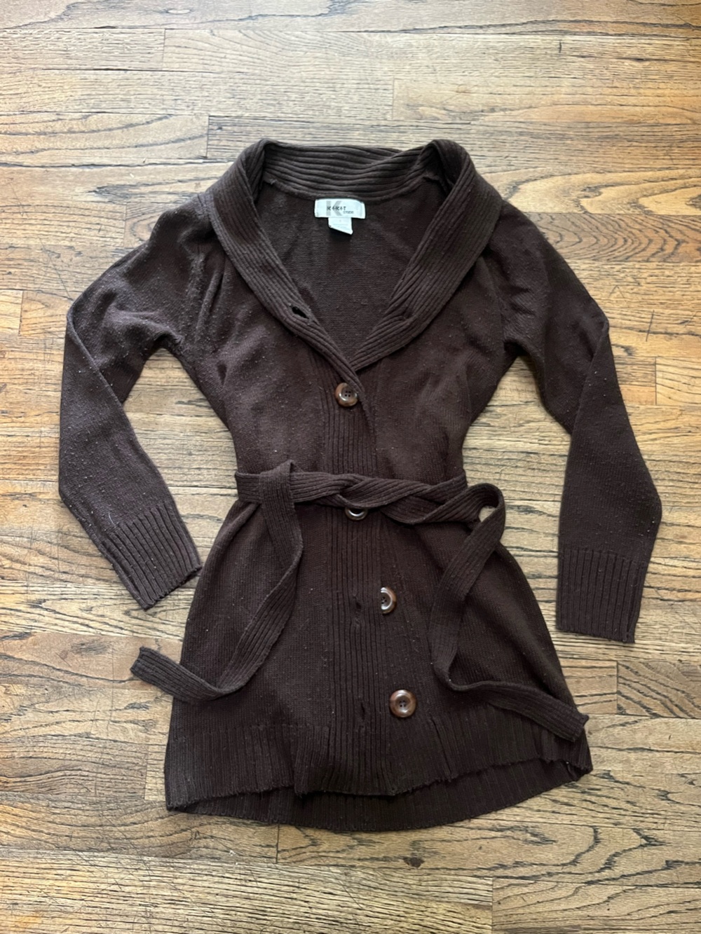Collared cardigan with wooden buttons